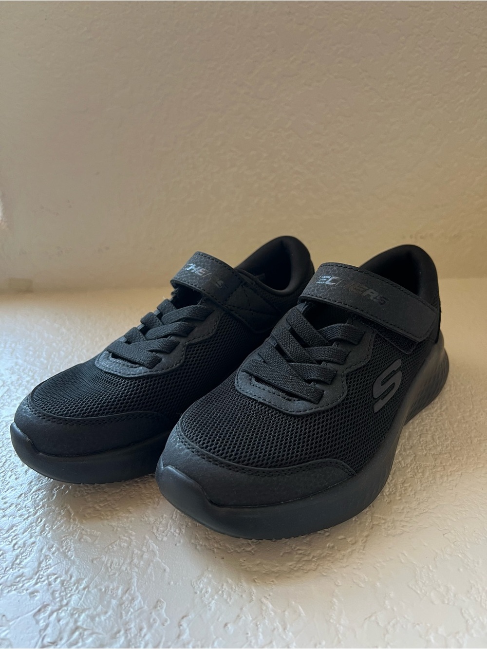Skechers Kids Black Mesh Athletic Sneakers with Strap Size 13.5 Boys